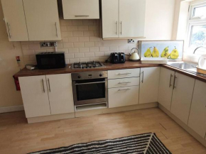 CONTRACTORS & FAMILIES 5 BEDROOM HOUSE 7 BEDS - WIFI *GARDEN* PARKING